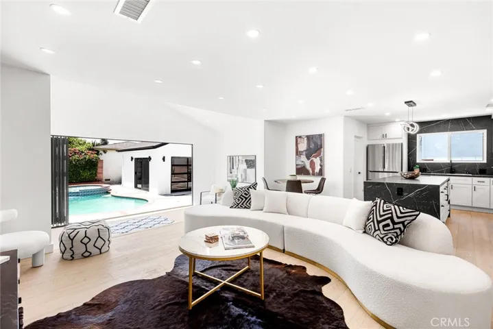 6257 Aura Avenue, Tarzana, California 91335