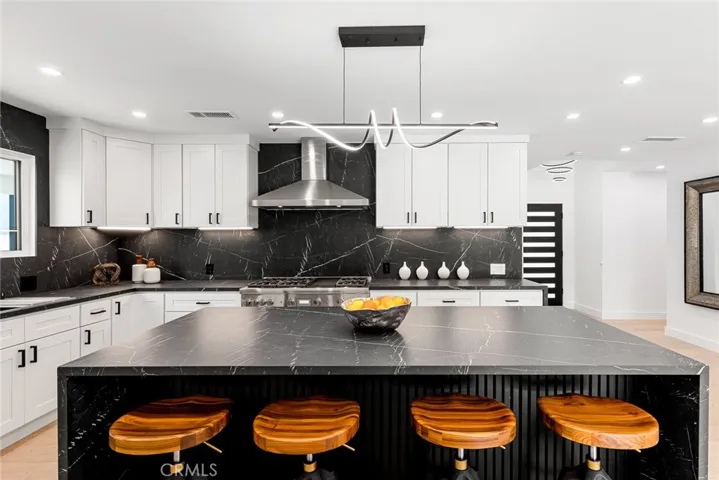 6257 Aura Avenue, Tarzana, California 91335