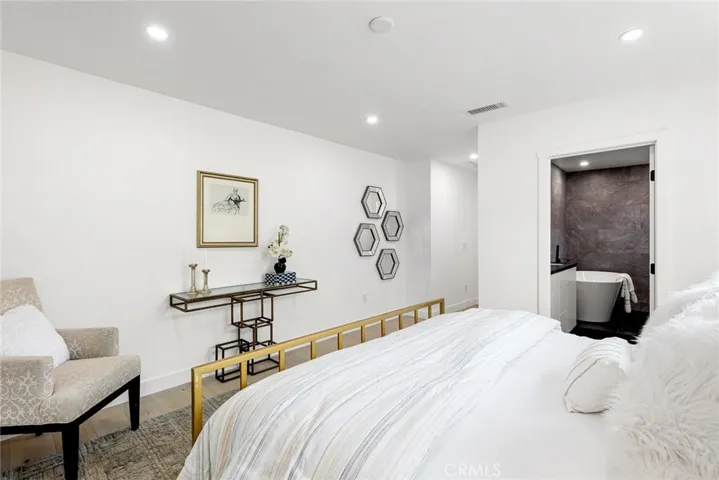 6257 Aura Avenue, Tarzana, California 91335