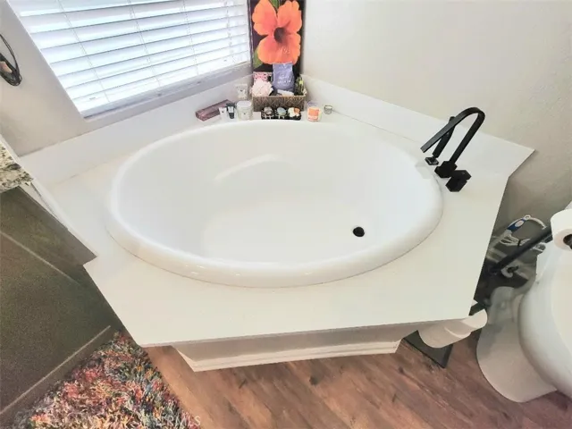 Master Soaking Tub