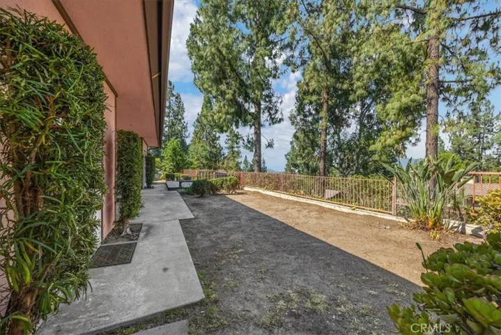 5833 Briartree Drive, La Canada Flintridge, California 91011