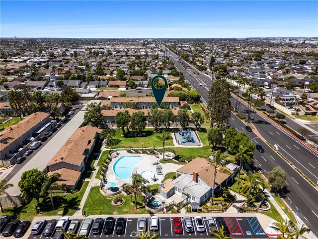 So close to the pool, hot tub & park!