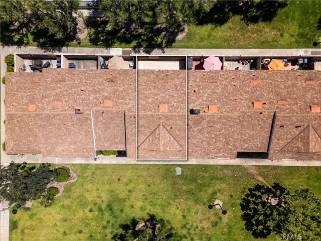 Low tax rate and HOA dues make this townhome a must-see!