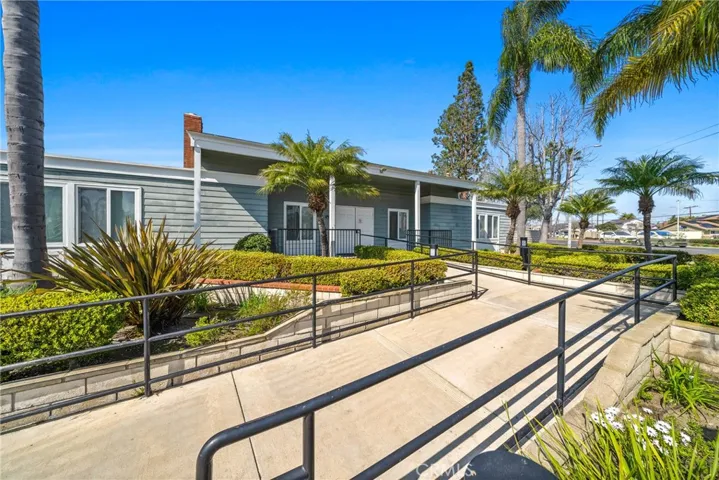 A reservable clubhouse for entertaining is available!
