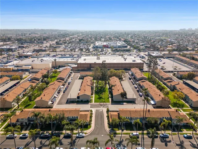Conveniently located near Whole Foods, Target, Starbucks, and more!
