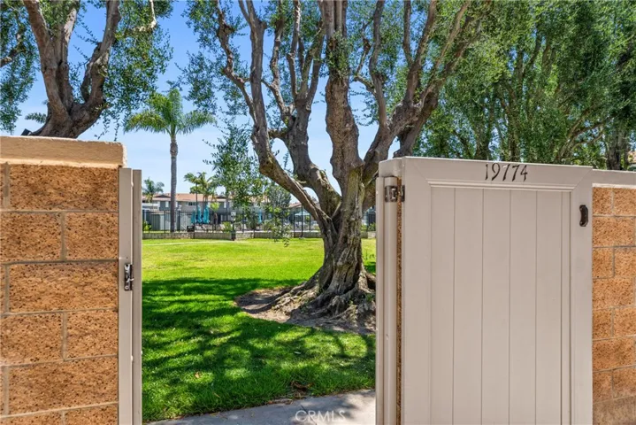 With direct access to a nice community greenbelt!