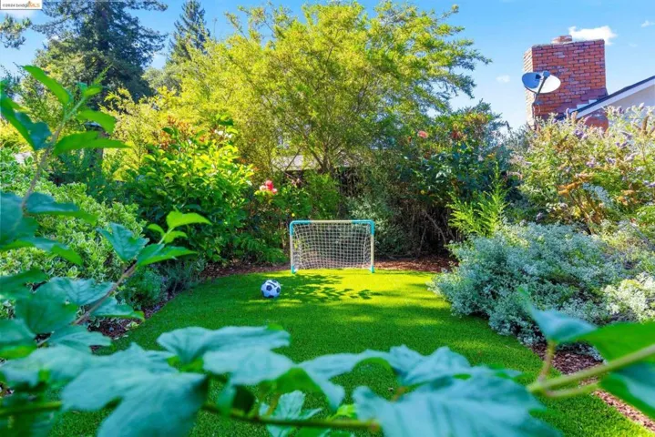 2133 Trafalgar Pl, Oakland, California 94611