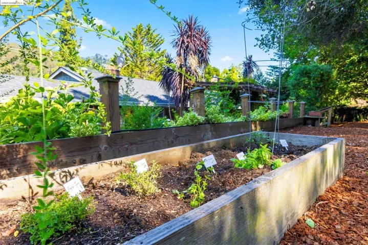 2133 Trafalgar Pl, Oakland, California 94611