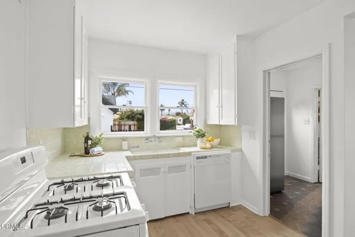 6-web-or-mls-UpmarketMedia_405Coronado-9