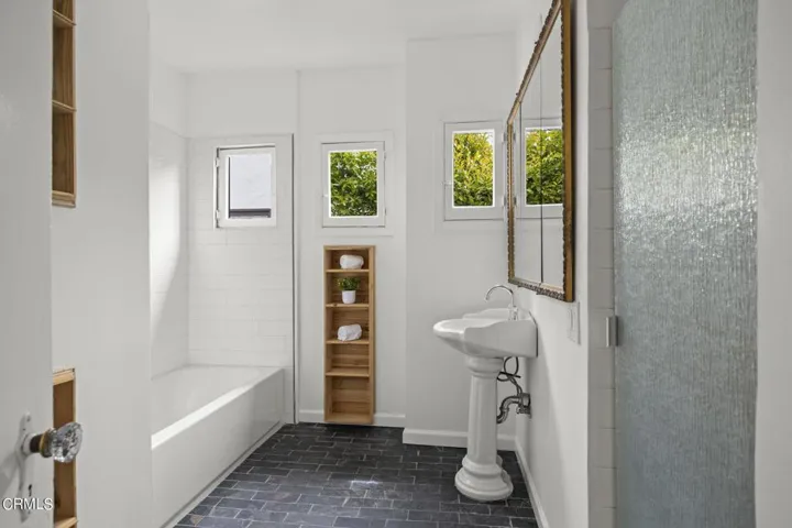 37-web-or-mls-UpmarketMedia_405Coronado-