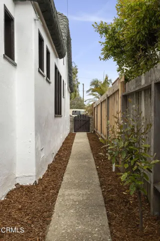 52-web-or-mls-UpmarketMedia_405Coronado-