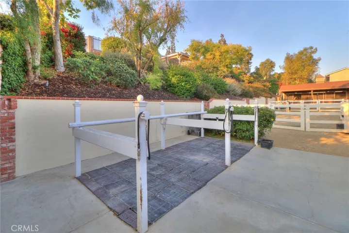 2 wash racks, saddling areas,