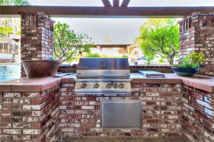 Built in bar b q, storage, lots of counter space