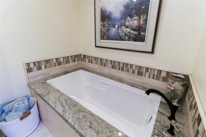 Deep soaking tub, granite counters