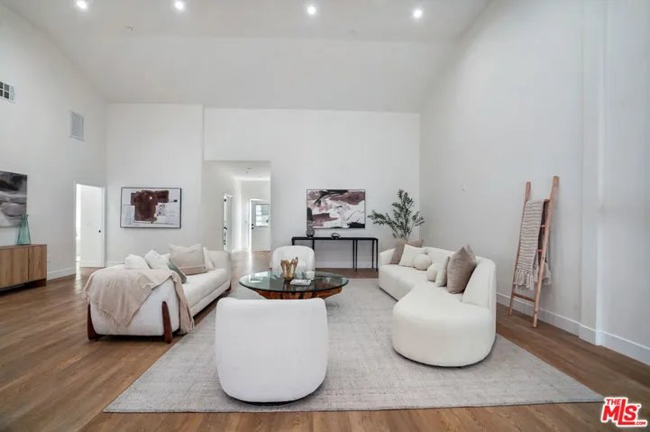 6728 Lindley Avenue, Reseda, California 91335