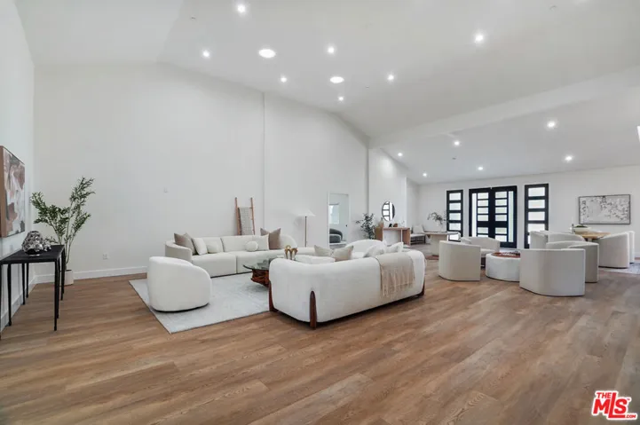 6728 Lindley Avenue, Reseda, California 91335