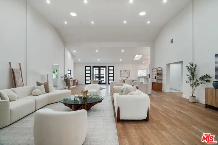 6728 Lindley Avenue, Reseda, California 91335