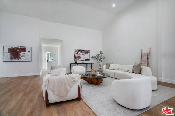 6728 Lindley Avenue, Reseda, California 91335