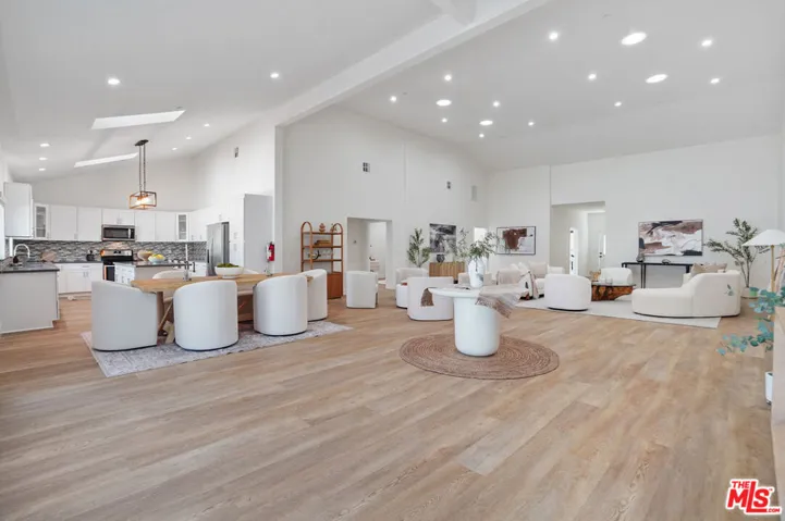 6728 Lindley Avenue, Reseda, California 91335