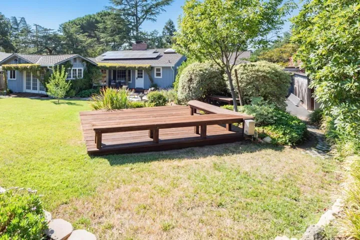 large decks with built-in seating