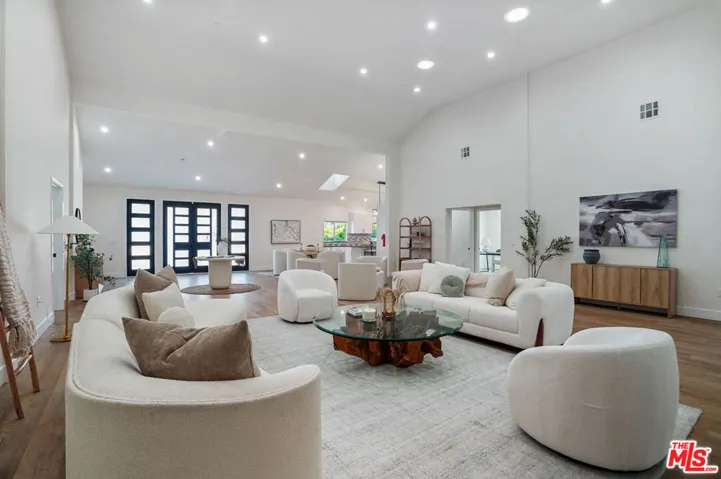 6728 Main house