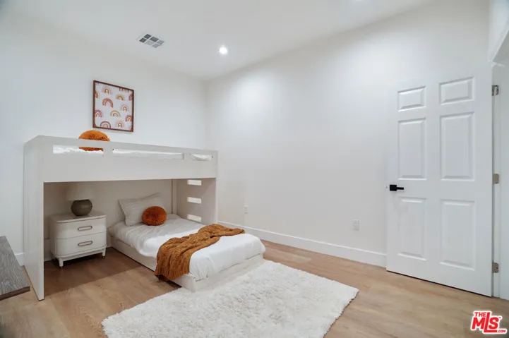 6728 Main house