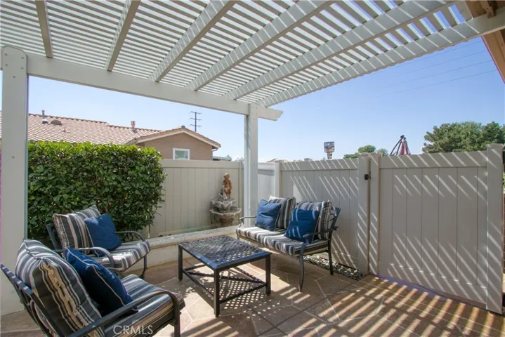 courtyard w/alumawood cover and vinyl fencing