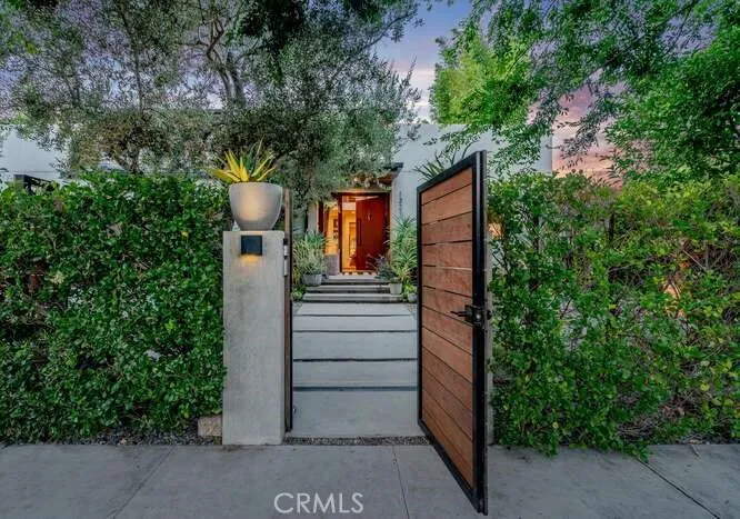 13215 Hartsook Street, Sherman Oaks, California 91423