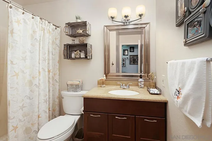Features tiled shower/tub combo.