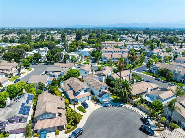 The house is located at the end of the Cul-De-Sac, with very tall palm trees!