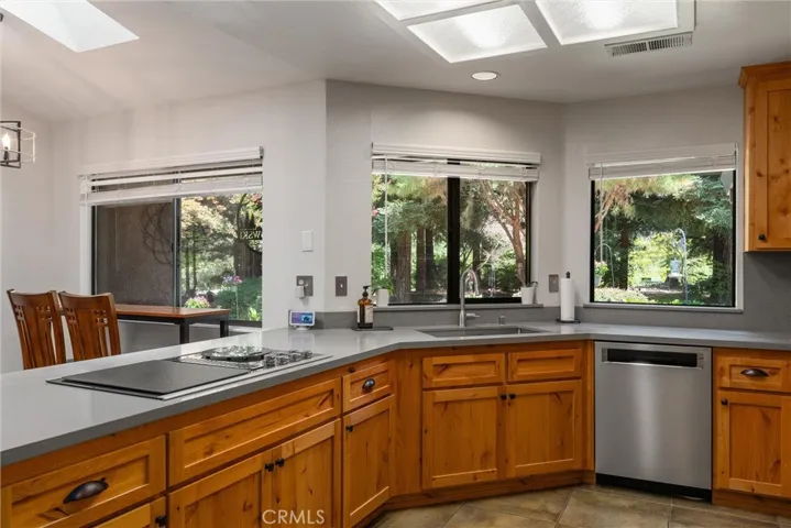 Kitchen has beautiful cabinets!