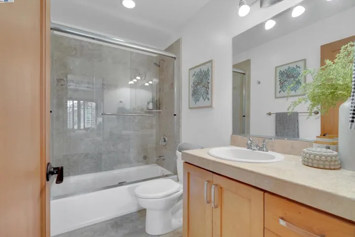80 Siena Dr, Oakland, California 94605