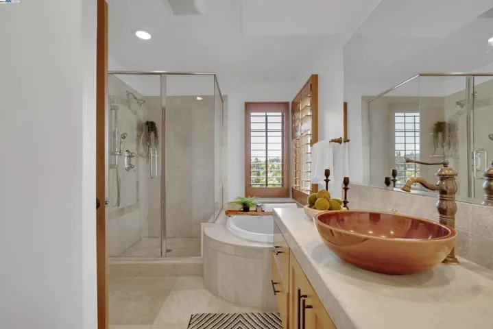 80 Siena Dr, Oakland, California 94605