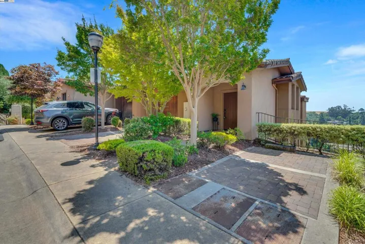80 Siena Dr, Oakland, California 94605