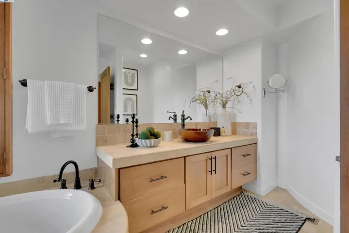 80 Siena Dr, Oakland, California 94605