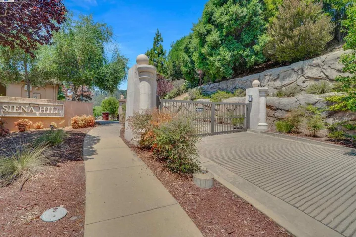 80 Siena Dr, Oakland, California 94605