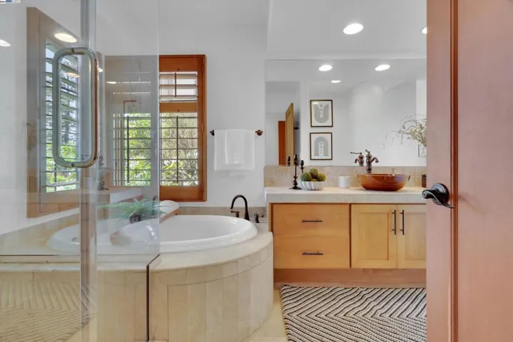 80 Siena Dr, Oakland, California 94605