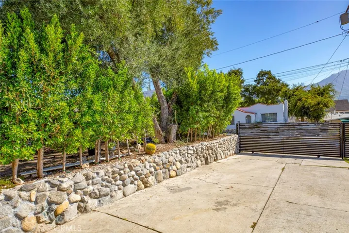 10621 Vanora Drive, Sunland, California 91040