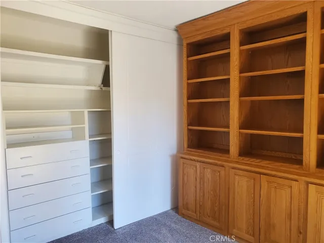 Bedroom with double door with built-in organizers