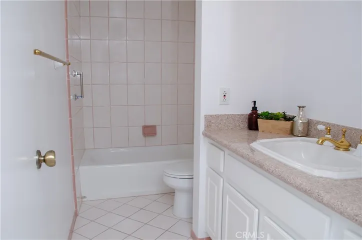 Guest Bath with Tub Shower ombo