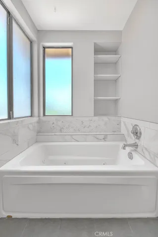 Jetted tub