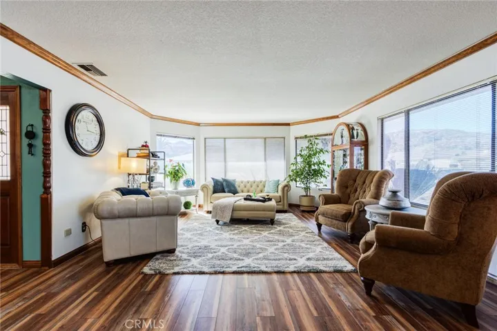 FRONT LIVING SPACE