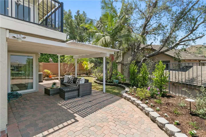 An ideal setting with a terrific floor plan ensures this is the spot to land in Anaheim Hills!