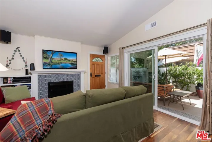 10434 Larwin Avenue, Chatsworth, California 91311