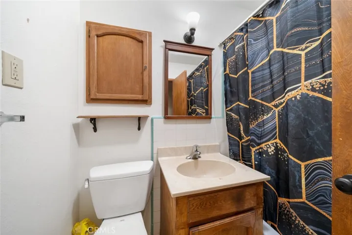 Guest Bath with tub shower