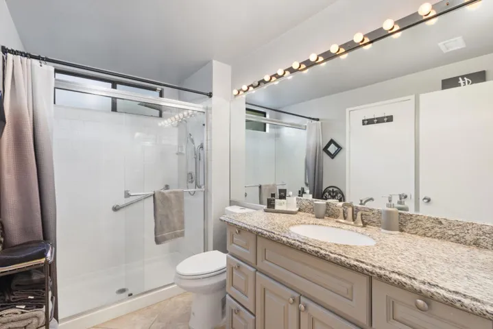 38361 Nasturtium - Second Bathroom
