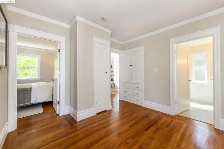 1021 Sunnyhills Rd, Oakland, California 94610