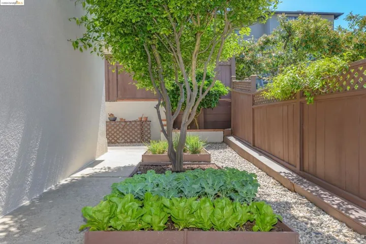 1021 Sunnyhills Rd, Oakland, California 94610