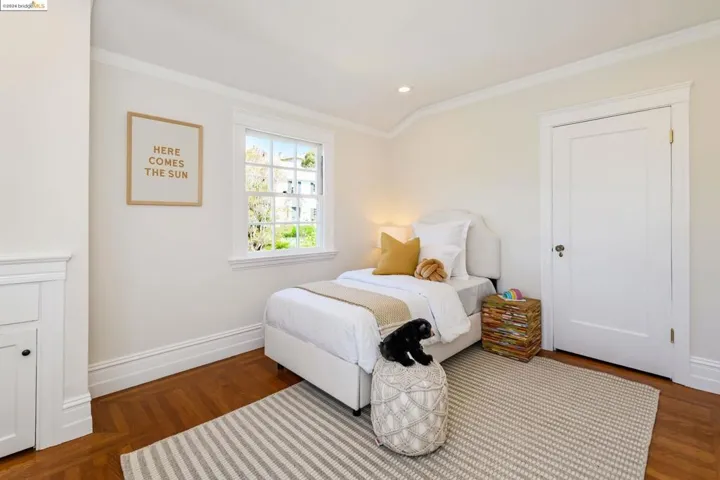 1021 Sunnyhills Rd, Oakland, California 94610