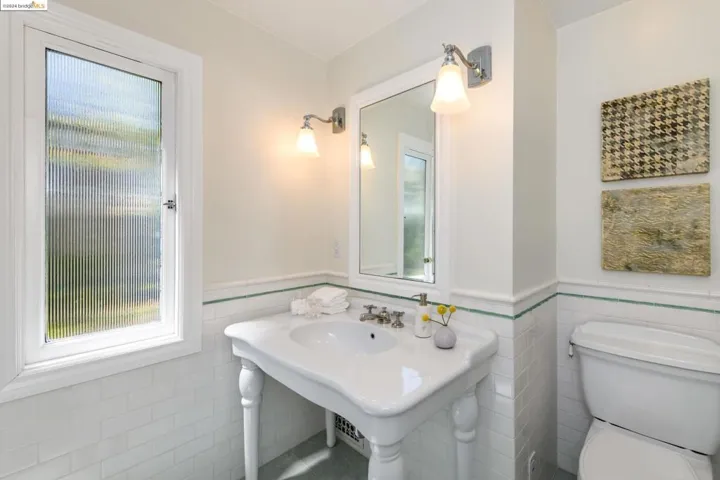 1021 Sunnyhills Rd, Oakland, California 94610
